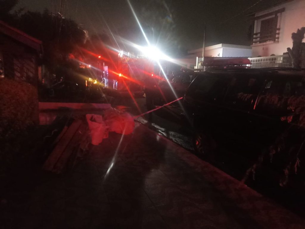 Bombeiros combatem incêndio em residência em Cotia