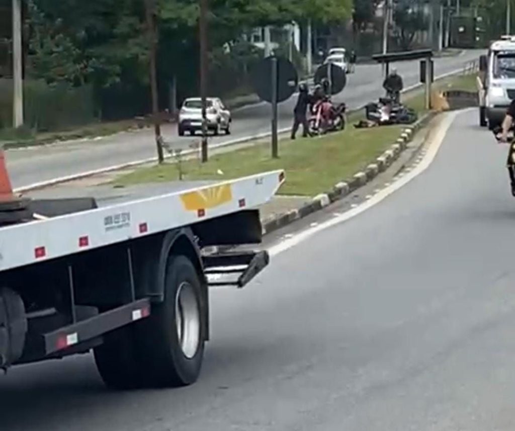 Ladrões são derrubados por guincheiro no km 19 da Raposo