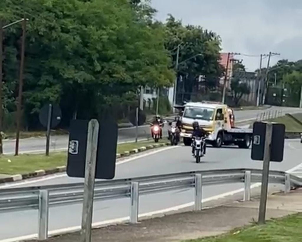 Ladrões são derrubados por guincheiro no km 19 da Raposo