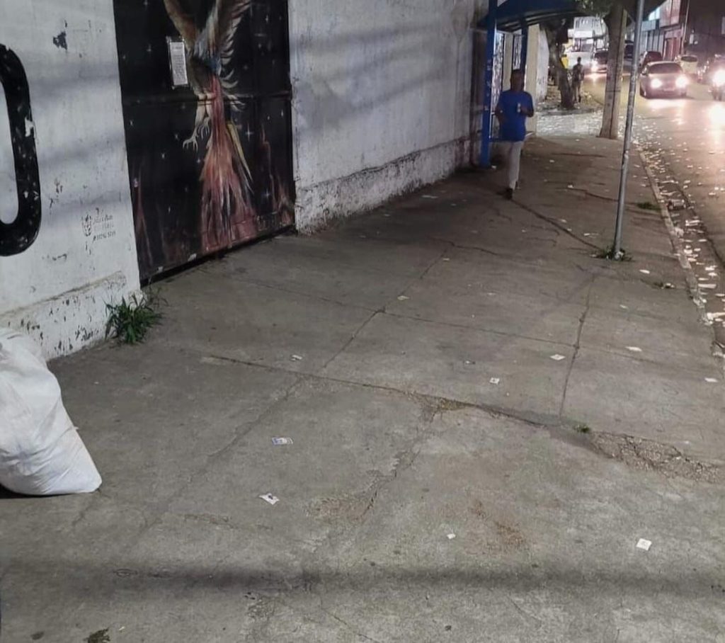Ação de limpeza retira 430 Kg de santinhos eleitorais das ruas de Jandira