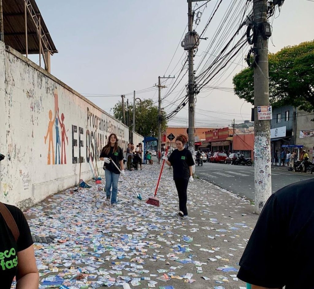 Ação de limpeza retira 430 Kg de santinhos eleitorais das ruas de Jandira