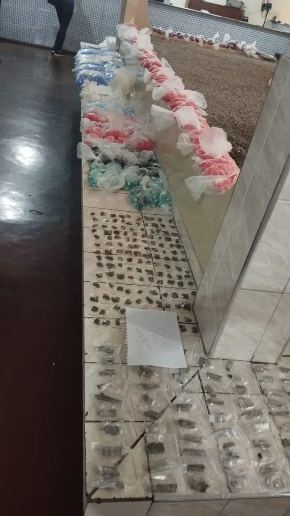 Jandira: Polícia Militar prende mulher e flagra Casa Bomba