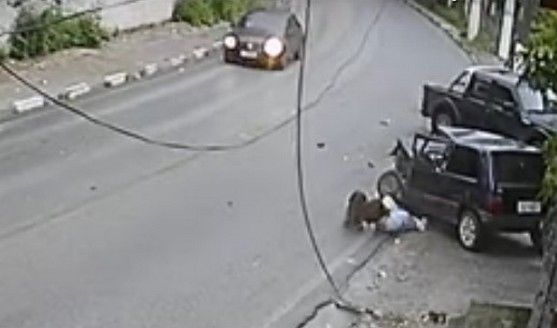 Imagens fortes: Colisão entre veículos termina com jovem atropelada