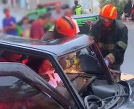 Imagens fortes: Colisão entre veículos termina com jovem atropelada