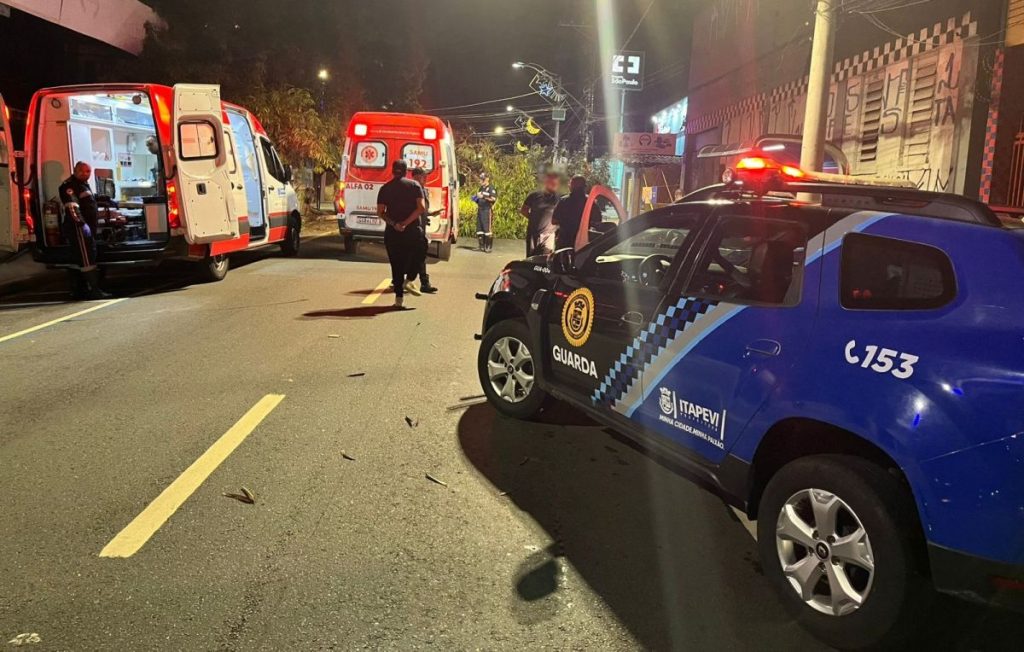 Acidente em Itapevi: Motorista dorme ao volante e ônibus bate em árvore