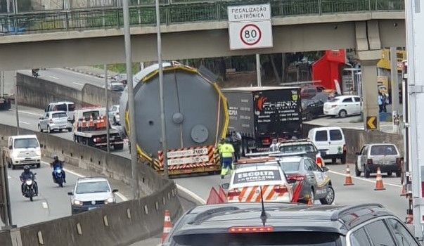 Carreta "entala" na passarela do km 33,5 da Rodovia Raposo Tavares