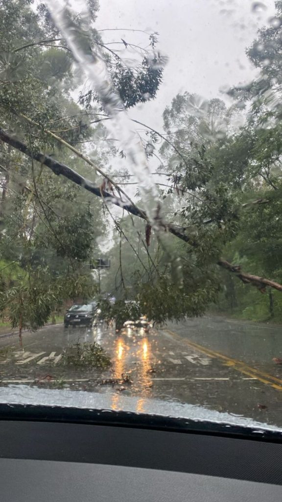 Fortes chuvas causam caos em Santana de Parnaíba nesta sexta (8)