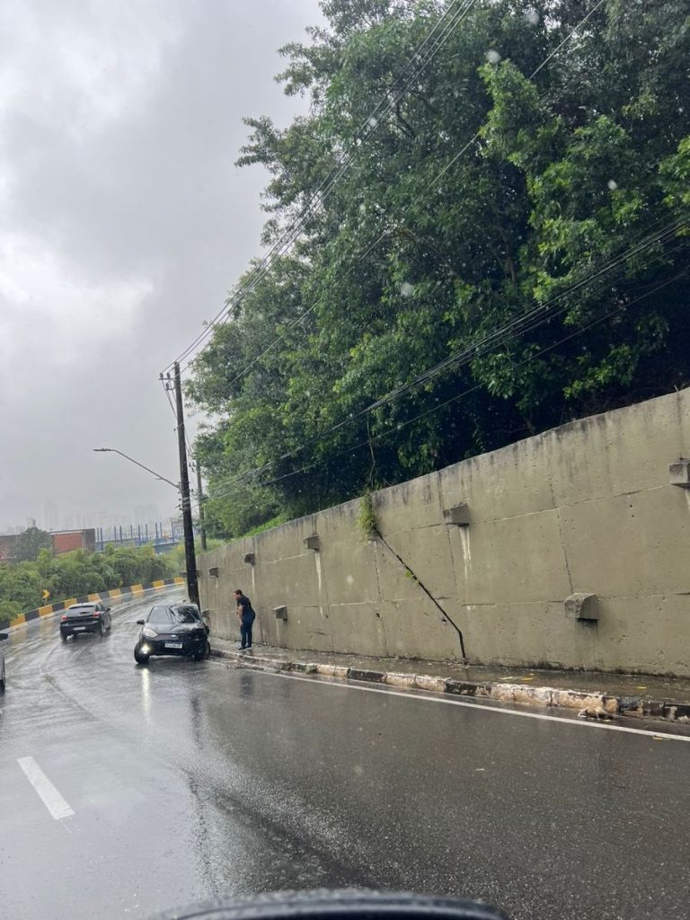 Fortes chuvas causam caos em Santana de Parnaíba nesta sexta (8)