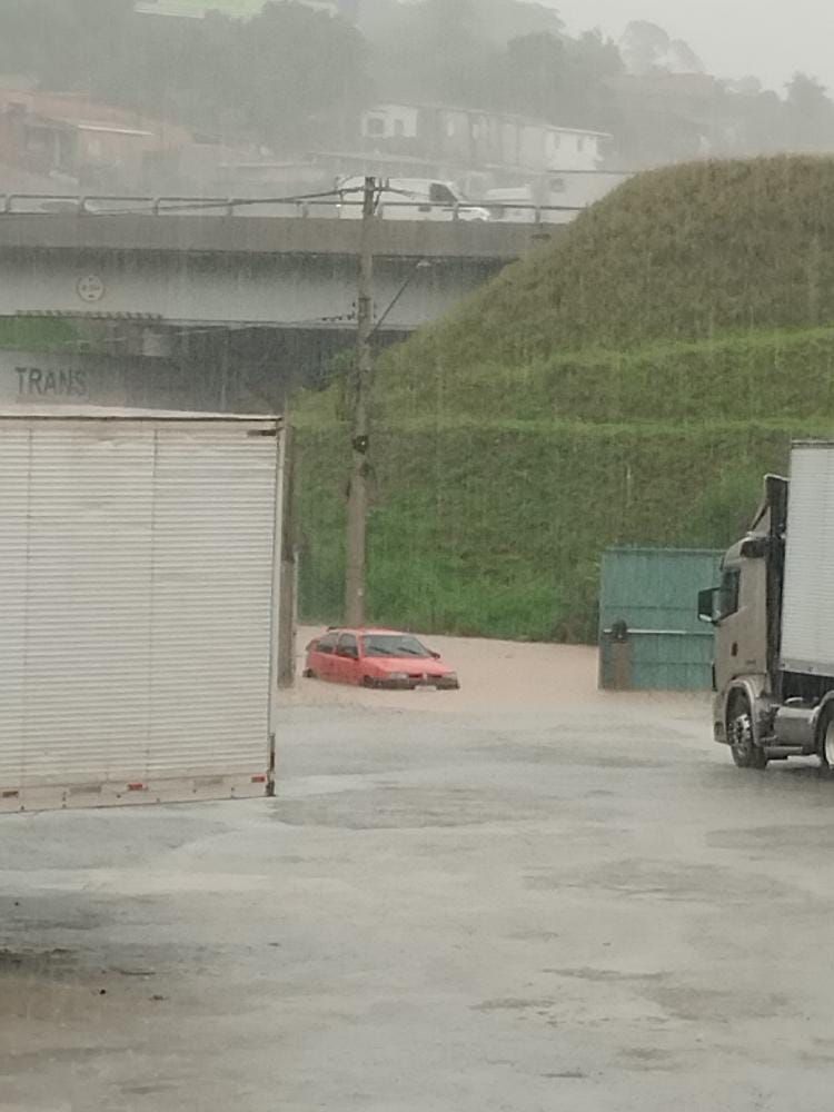 Chuva alaga vias, complica trânsito e derruba muro na Região Oeste