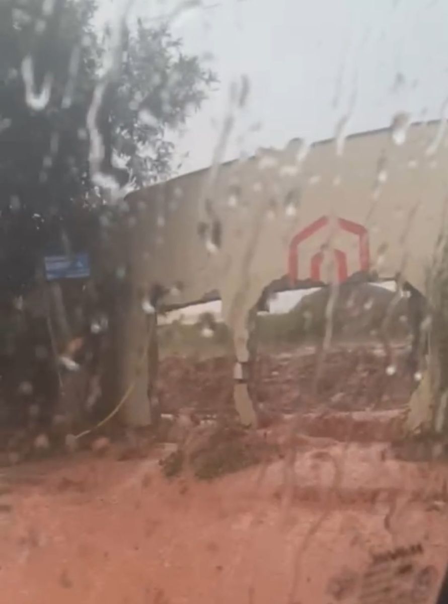 Chuva alaga vias, complica trânsito e derruba muro na Região Oeste