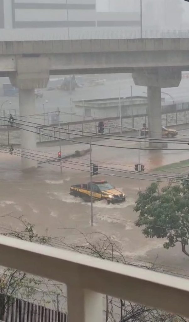 Chuva alaga vias, complica trânsito e derruba muro na Região Oeste