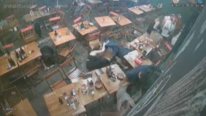 Bandidos encapuzados fazem arrastão em tradicional bar do Butantã