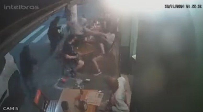 Bandidos encapuzados fazem arrastão em tradicional bar do Butantã