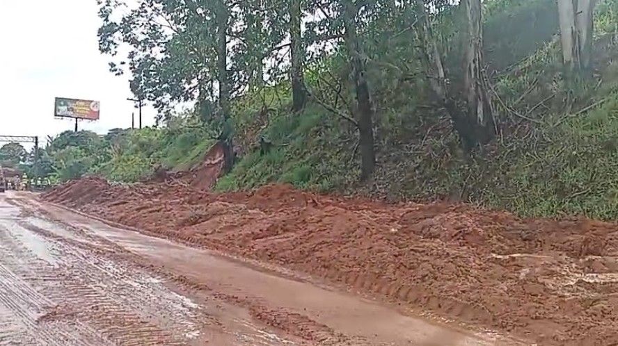 Deslizamento de terra causa congestionamento na Régis Bittencourt