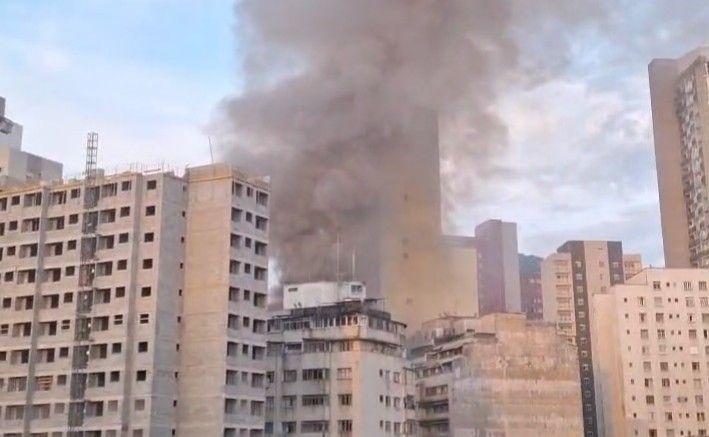 PERIGO! Edifício comercial pegou fogo no Centro de São Paulo