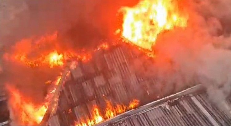 PERIGO! Edifício comercial pegou fogo no Centro de São Paulo