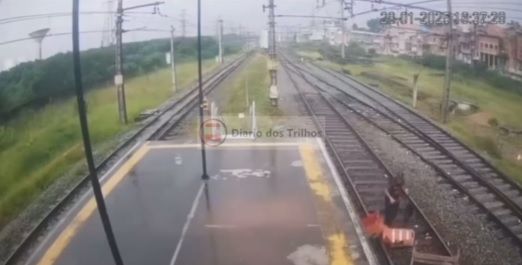 Linha 8: protesto de ambulantes causa caos e afeta passageiros em Carapicuíba