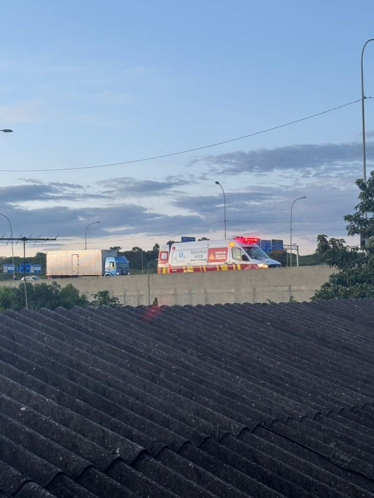 Acidente no km 18 da Castello Branco deixa vítima grave