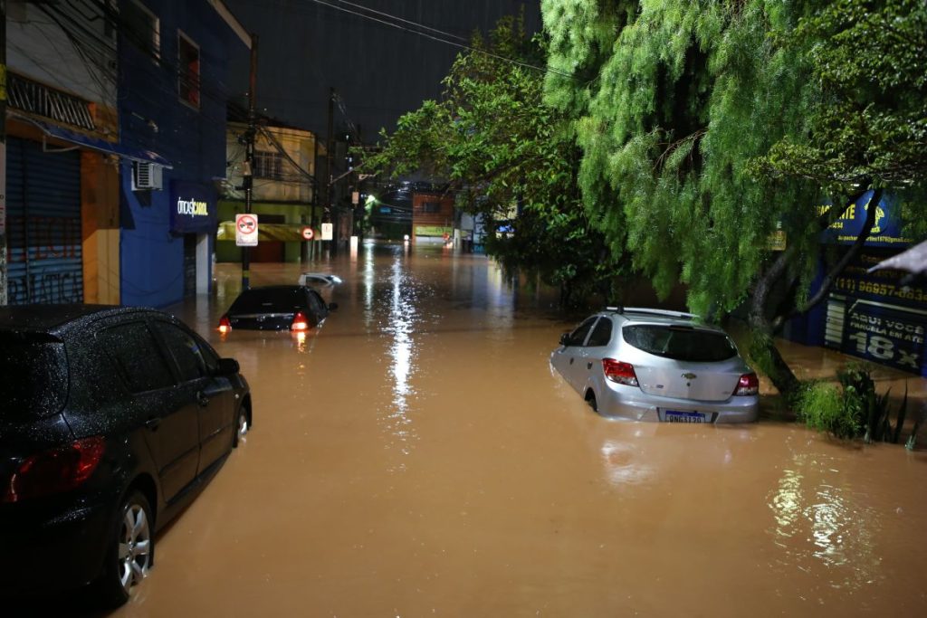 Chuva intensa causa transtornos a moradores de Taboão da Serra