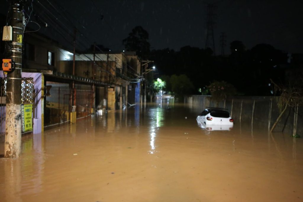 Chuva intensa causa transtornos a moradores de Taboão da Serra