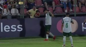 Jogador do Palmeiras é vítima de racismo durante partida, chora e cobra punições