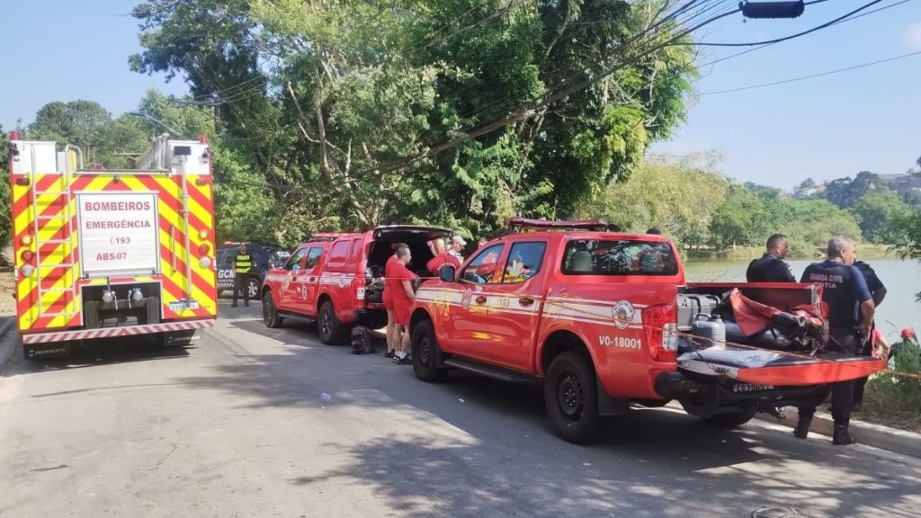 Cotia: Bombeiros localizam corpo de rapaz que pulou em lagoa para salvar cachorro