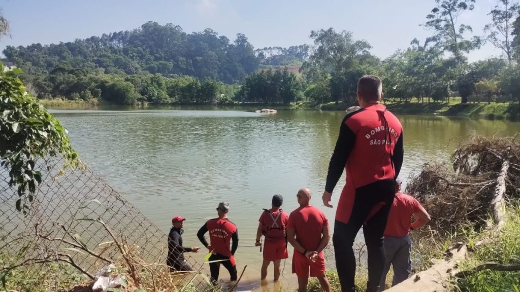 Cotia: Bombeiros localizam corpo de rapaz que pulou em lagoa para salvar cachorro