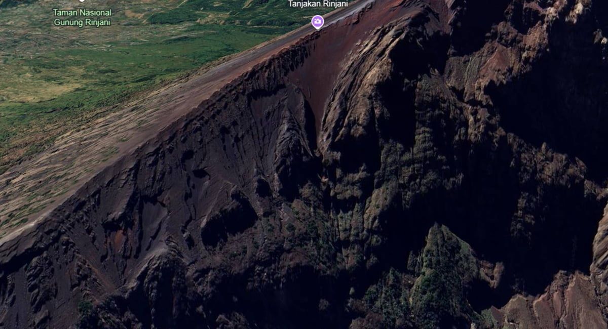 Brasileira que caiu em trilha na Indonésia morre após quatro dias à espera de resgate