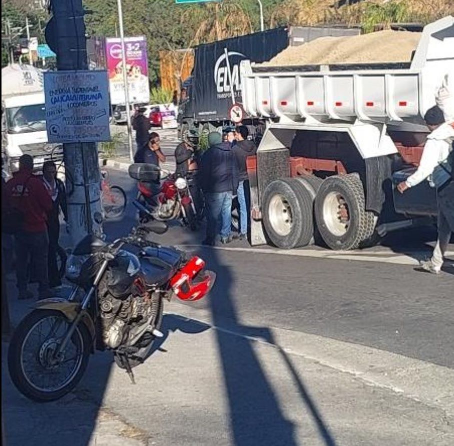Acidente entre caminhão e moto deixa um morto em Carapicuíba