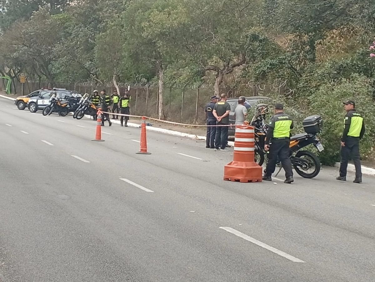 Barueri: carro atropela idoso, capota e colide contra árvore no Jardim Audir