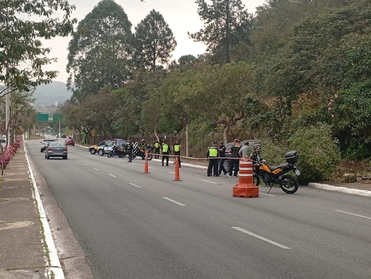 Barueri: carro atropela idoso, capota e colide contra árvore no Jardim Audir