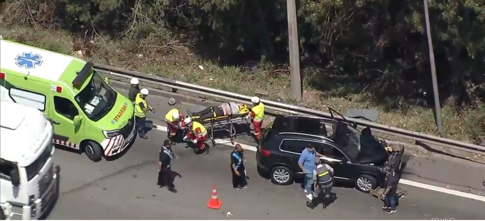 Osasco: caminhão colide com carro e cai em vegetação do Tietê