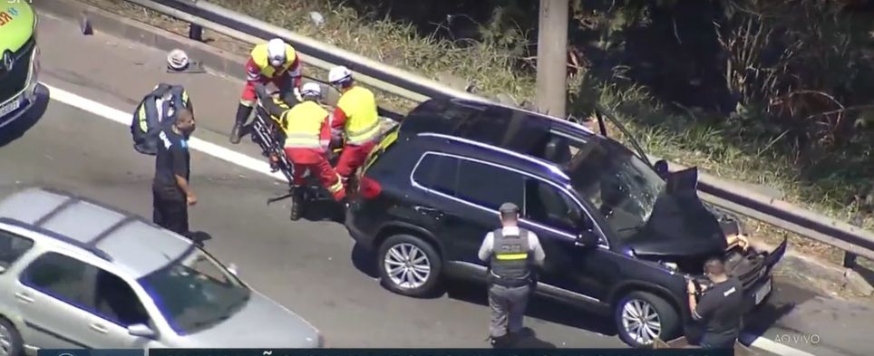Osasco: caminhão colide com carro e cai em vegetação do Tietê