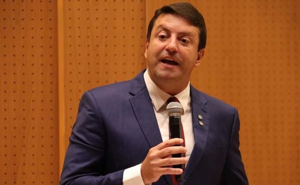 Prefeito de Santana de Parnaíba Elvis Cezar