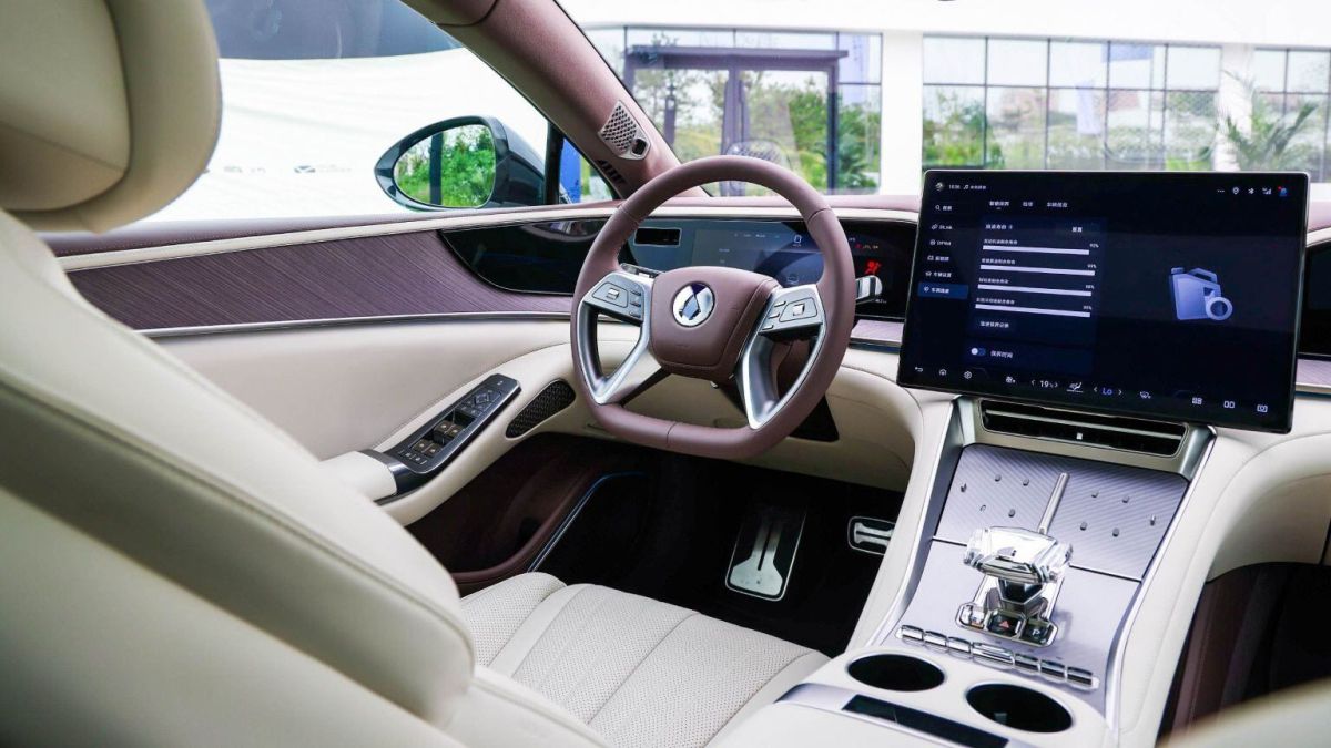 Nova marca chinesa premium traz ao Brasil carro que ‘anda de lado’