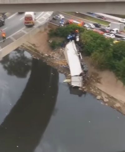 Marginal Tietê: caminhão capota e deixa 4 vítimas em São Paulo