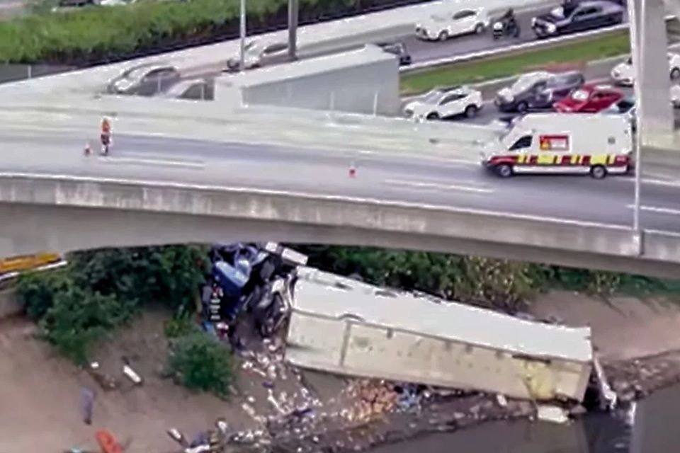 Marginal Tietê: caminhão capota e deixa 4 vítimas em São Paulo