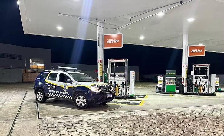 Cotia: dupla é presa por roubar mais de R$ 1400 em posto de combustível