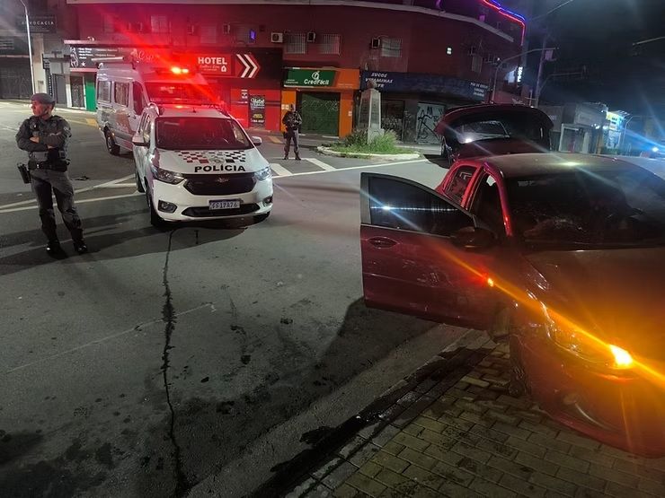Carapicuíba: Após perseguição policial, homem colide veículo e é preso