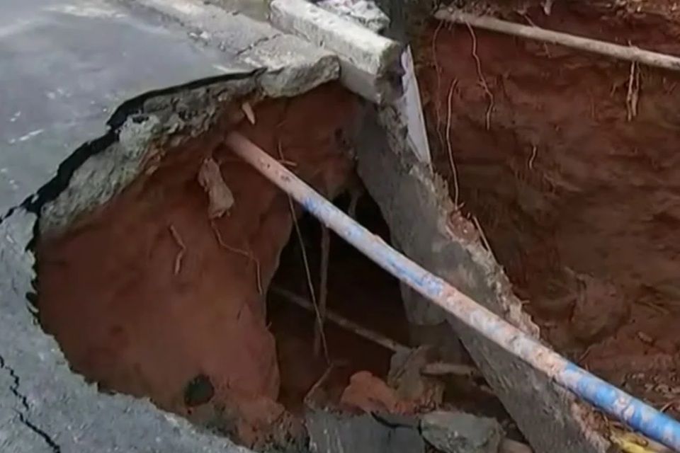 Cratera engole poste após rompimento de tubulação da Sabesp em Osasco