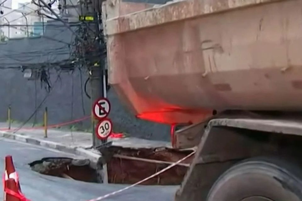 Cratera engole poste após rompimento de tubulação da Sabesp em Osasco