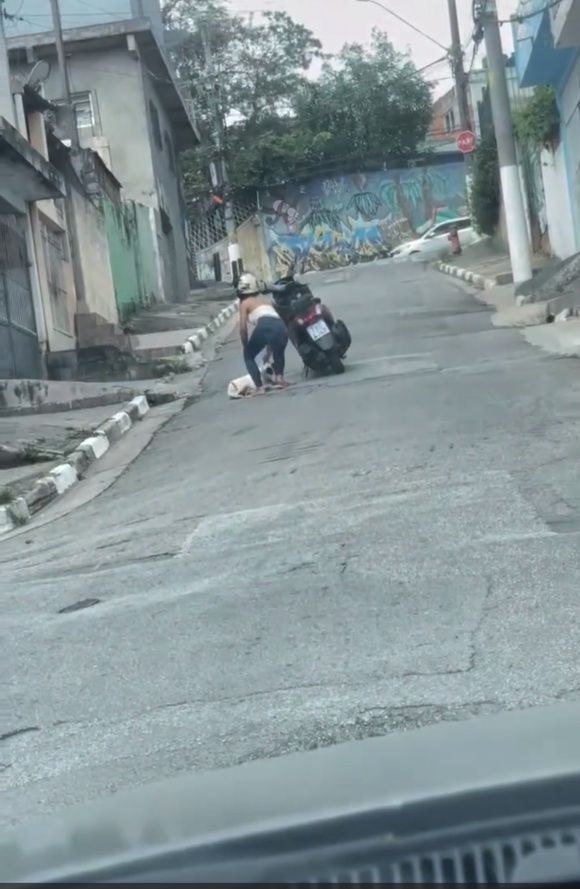 Osasco: mulher é indiciada após ser flagrada arrastando cão com moto