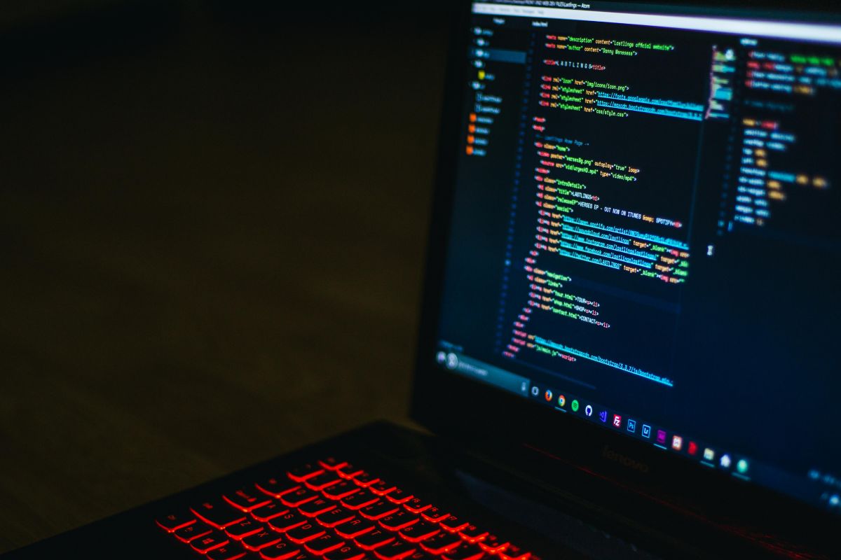 Com o avanço da IA, graduações em tecnologia ganham destaque no mercado