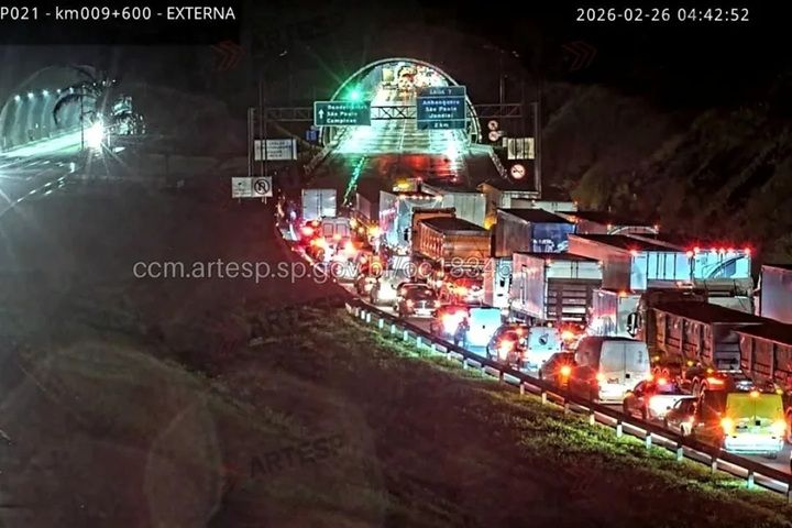 Acidente entre ônibus e carreta com carga de trigo interdita Rodoanel