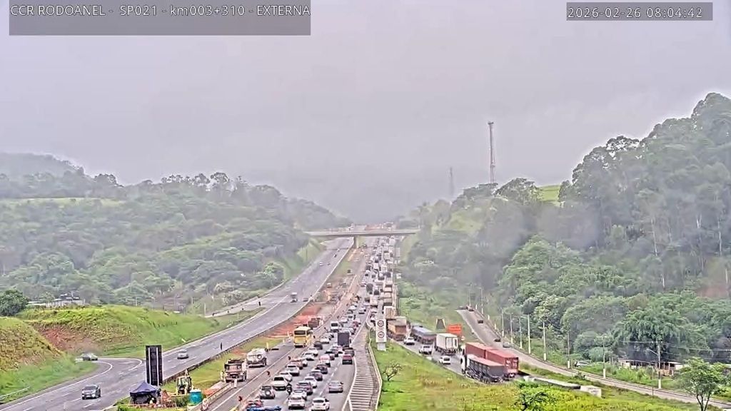 Acidente entre ônibus e carreta com carga de trigo interdita Rodoanel