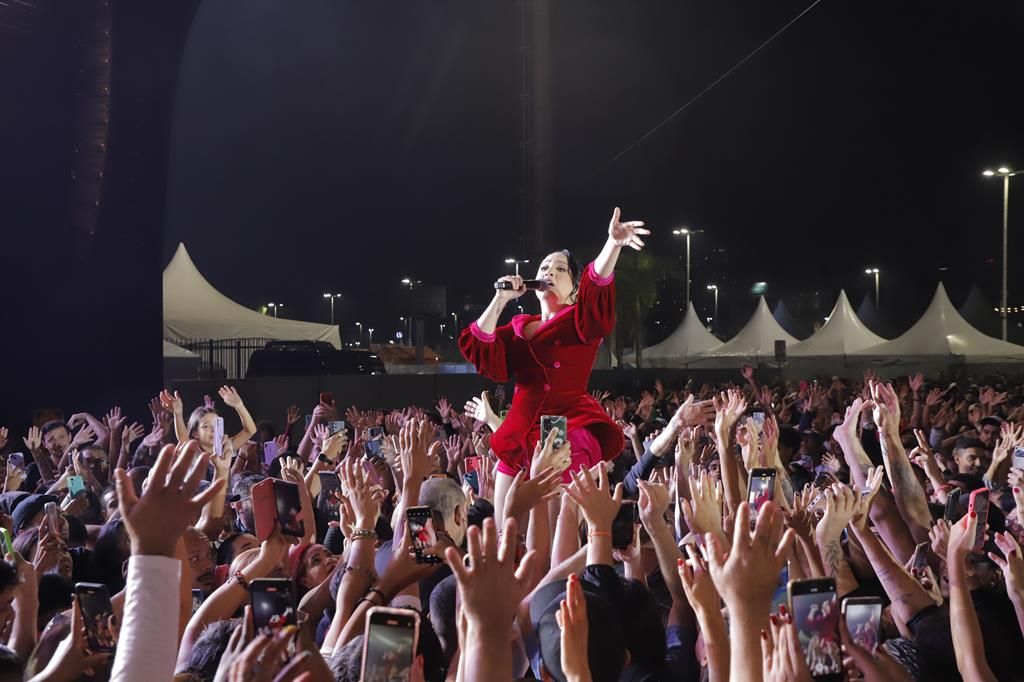Mari Fernandez faz show em Barueri neste domingo (29)