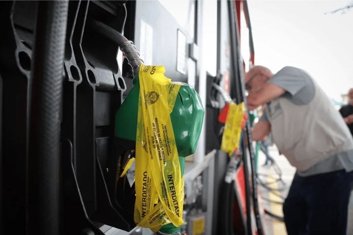Força-tarefa fiscaliza postos de combustíveis em São Paulo e interdita bombas