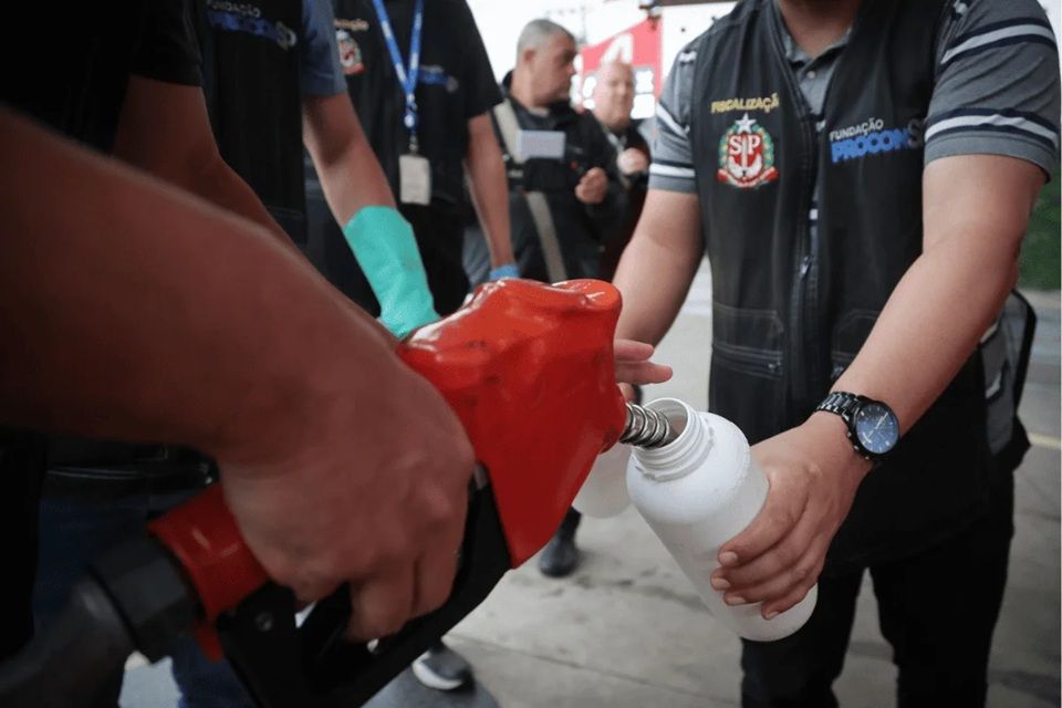Força-tarefa fiscaliza postos de combustíveis em São Paulo e interdita bombas