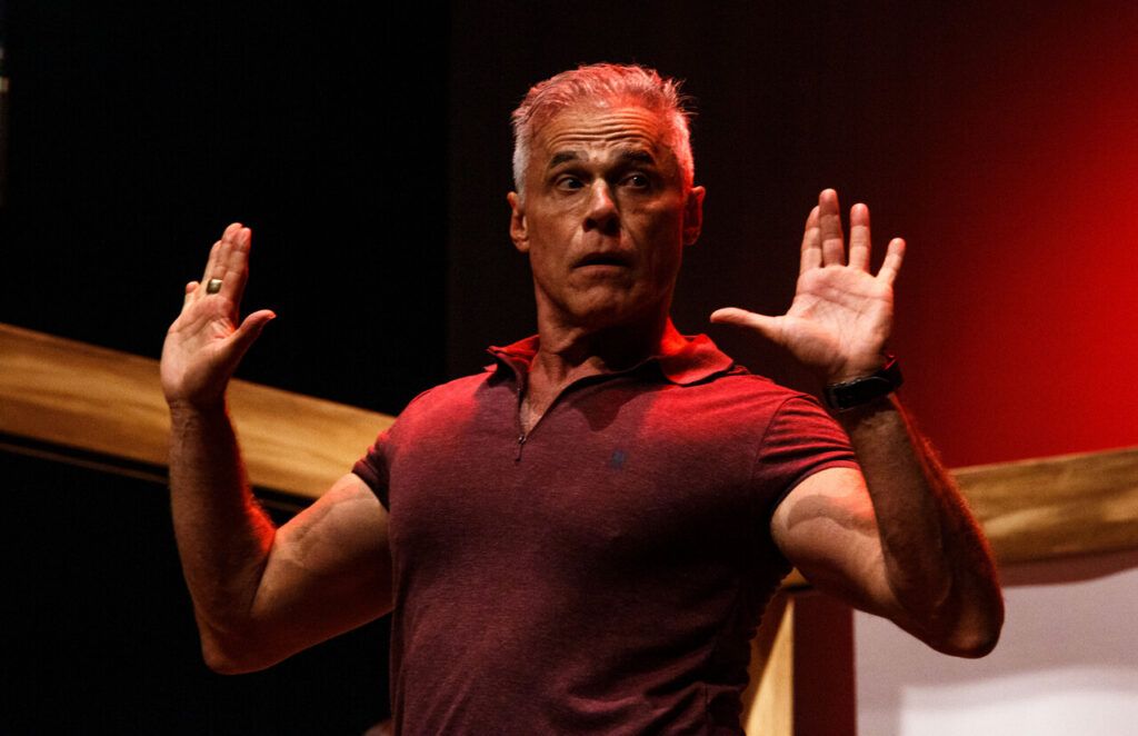 Com Oscar Magrini, peça Troca ou Não Troca chega a Barueri em maio