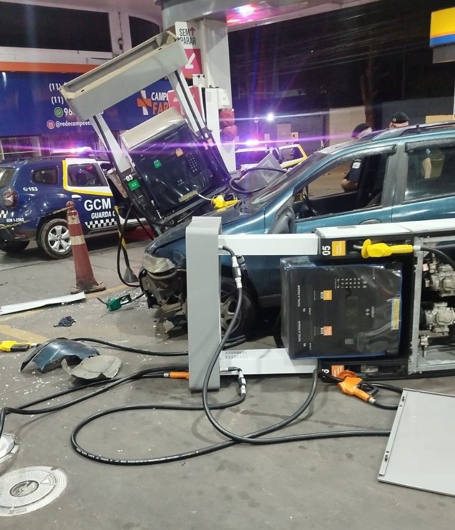 Cotia: motorista bêbado invade posto e derruba 2 bombas de combustível